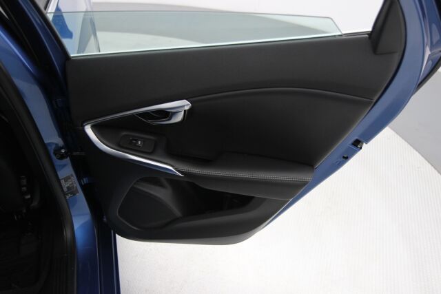 Volvo V40 2016 T3 R-Design aut / Suomiauto / Navi / Vetokoukku