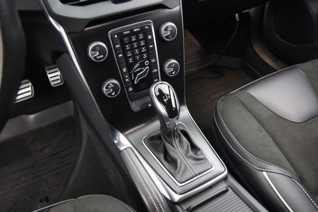 Volvo V40 2016 T3 R-Design aut / Suomiauto / Navi / Vetokoukku