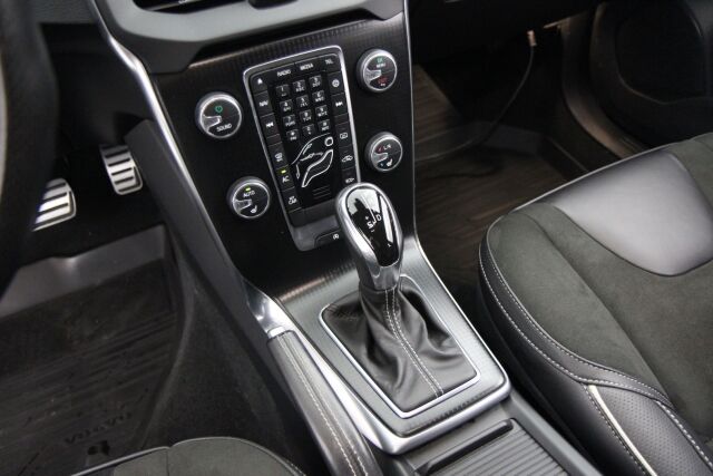 Volvo V40 2016 T3 R-Design aut / Suomiauto / Navi / Vetokoukku