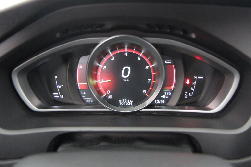Volvo V40 2016 T3 R-Design aut / Suomiauto / Navi / Vetokoukku