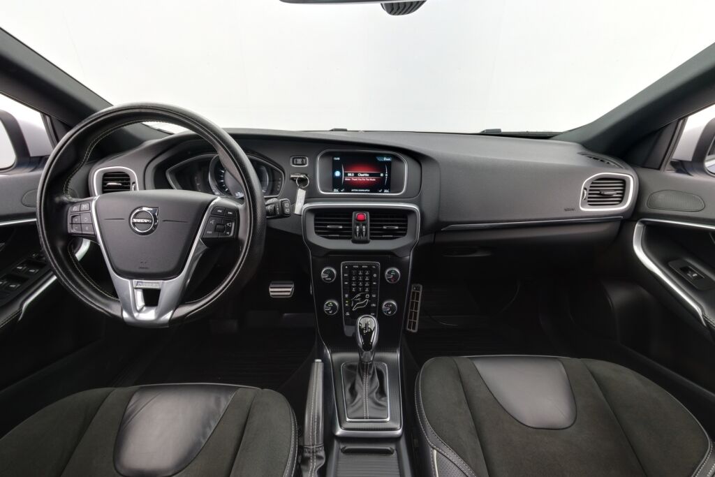 Volvo V40 2016 T3 R-Design aut / Suomiauto / Navi / Vetokoukku