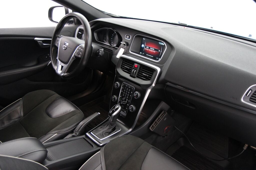 Volvo V40 2016 T3 R-Design aut / Suomiauto / Navi / Vetokoukku