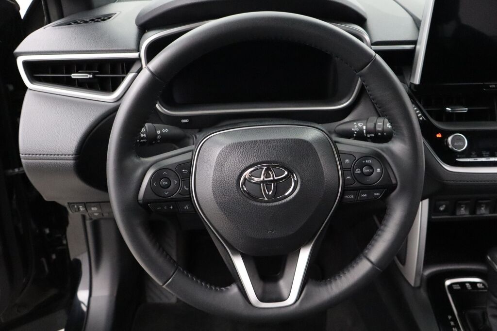 Toyota Corolla Cross 2023 2.0 Hybrid Active / Tehdastakuu / 1-Om. Suomiauto / ALV / Adapt. vakkari / P-Kamera / Navi / Ratinlämmitin / LEDit
