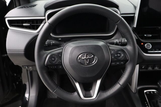 Toyota Corolla Cross 2023 2.0 Hybrid Active / Tehdastakuu / 1-Om. Suomiauto / ALV / Adapt. vakkari / P-Kamera / Navi / Ratinlämmitin / LEDit