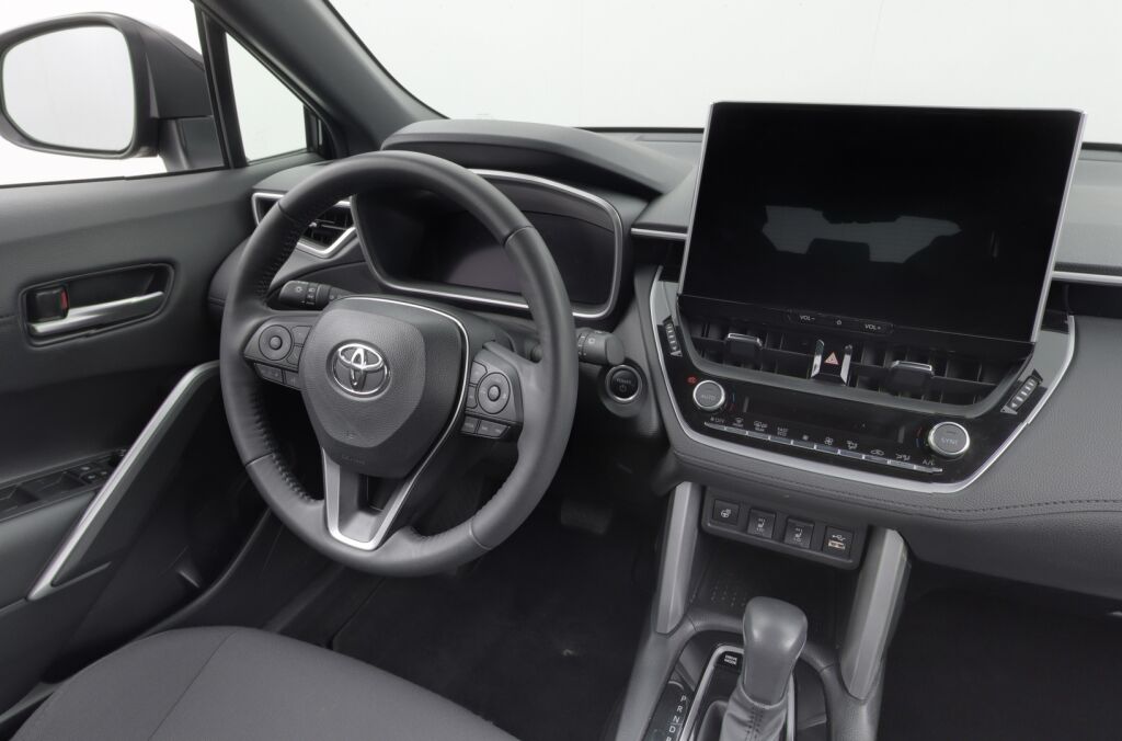 Toyota Corolla Cross 2023 2.0 Hybrid Active / Tehdastakuu / 1-Om. Suomiauto / ALV / Adapt. vakkari / P-Kamera / Navi / Ratinlämmitin / LEDit
