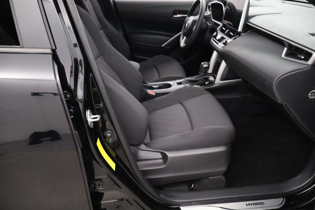 Toyota Corolla Cross 2023 2.0 Hybrid Active / Tehdastakuu / 1-Om. Suomiauto / ALV / Adapt. vakkari / P-Kamera / Navi / Ratinlämmitin / LEDit