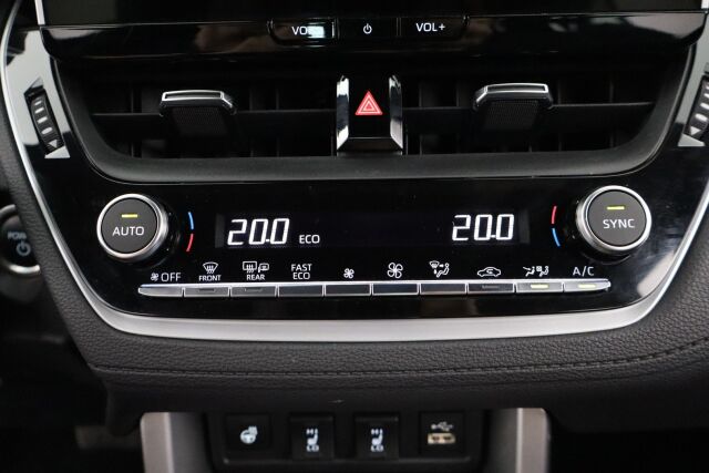 Toyota Corolla Cross 2023 2.0 Hybrid Active / Tehdastakuu / 1-Om. Suomiauto / ALV / Adapt. vakkari / P-Kamera / Navi / Ratinlämmitin / LEDit