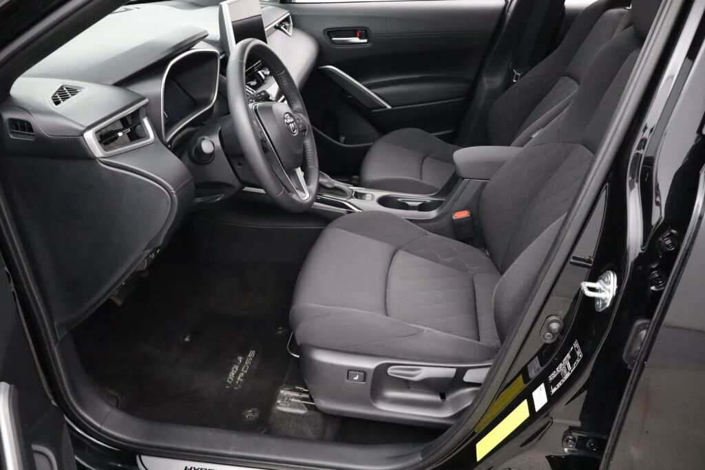 Toyota Corolla Cross 2023 2.0 Hybrid Active / Tehdastakuu / 1-Om. Suomiauto / ALV / Adapt. vakkari / P-Kamera / Navi / Ratinlämmitin / LEDit