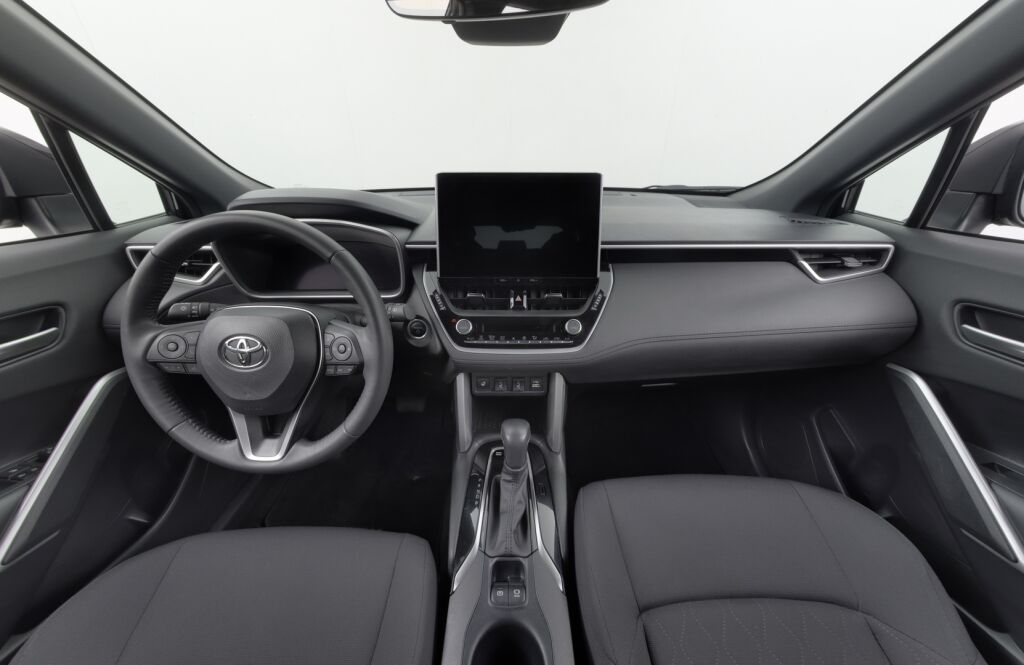 Toyota Corolla Cross 2023 2.0 Hybrid Active / Tehdastakuu / 1-Om. Suomiauto / ALV / Adapt. vakkari / P-Kamera / Navi / Ratinlämmitin / LEDit