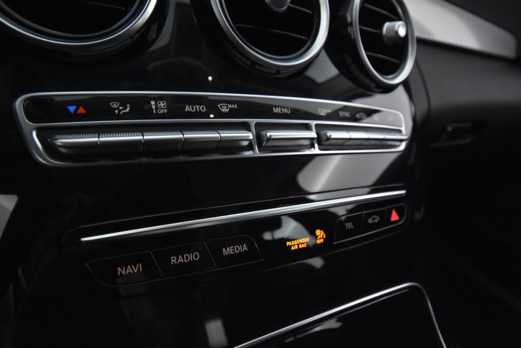 Mercedes-Benz C 2019 200 T A Business / Webasto / Juuri huollettu / LED High Performance-ajovalot / Kamera
