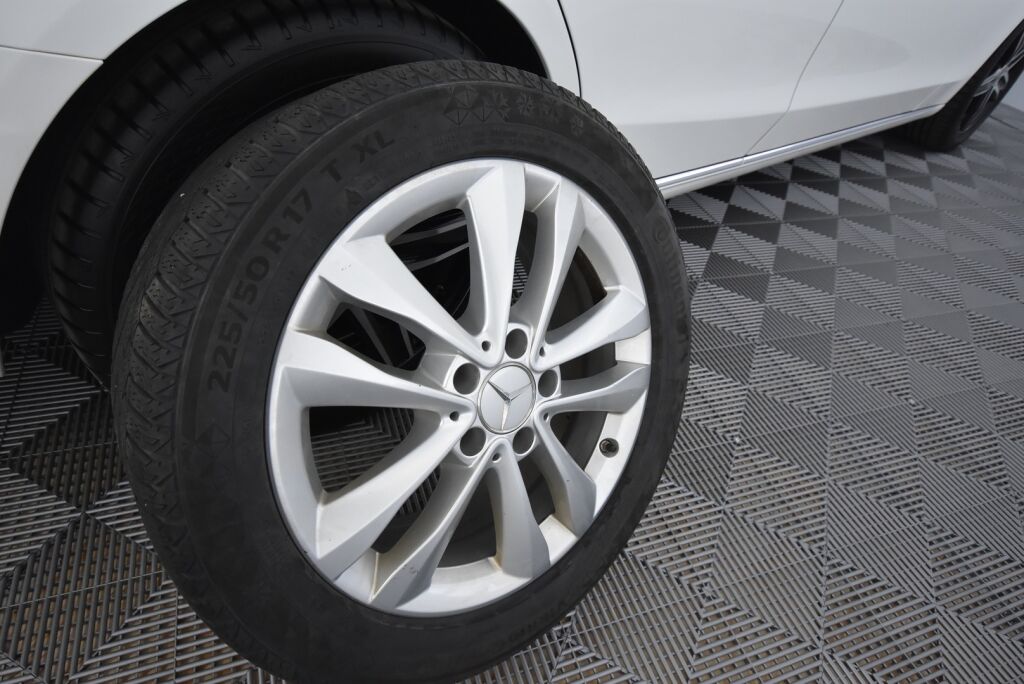 Mercedes-Benz C 2019 200 T A Business / Webasto / Juuri huollettu / LED High Performance-ajovalot / Kamera