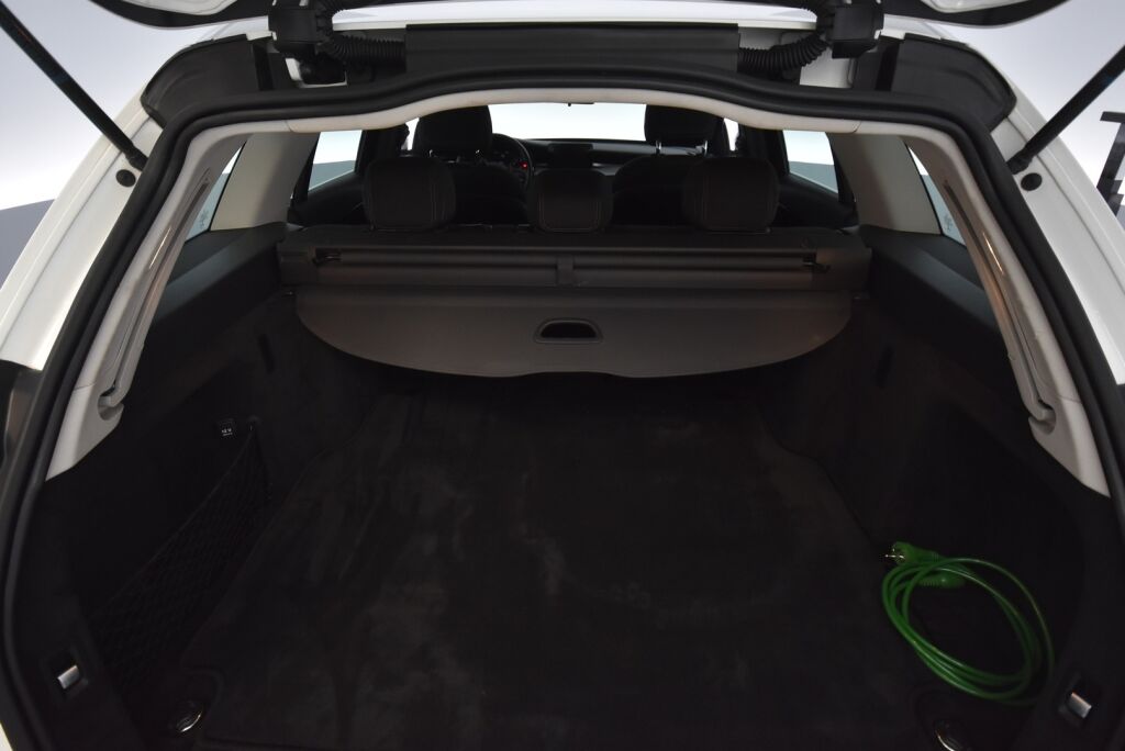 Mercedes-Benz C 2019 200 T A Business / Webasto / Juuri huollettu / LED High Performance-ajovalot / Kamera