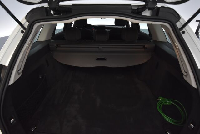 Mercedes-Benz C 2019 200 T A Business / Webasto / Juuri huollettu / LED High Performance-ajovalot / Kamera