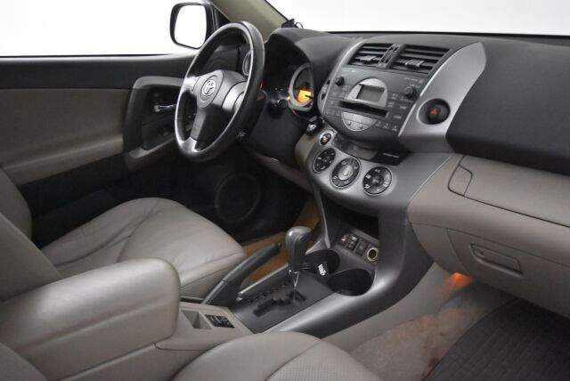 Toyota RAV4 2007 2,0 VVT-i 4WD aut. Business / KeylessGo / Vetokoukku / Ajamattomat kesärenkaat / Huollettu 4/25