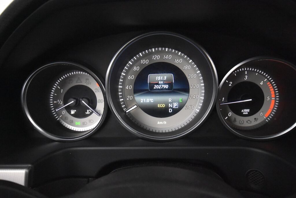 Mercedes-Benz E 2015 220 BlueTec A Business / LED-ajovalot / Pysäköintitutkat / Vetokoukku