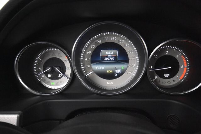 Mercedes-Benz E 2015 220 BlueTec A Business / LED-ajovalot / Pysäköintitutkat / Vetokoukku