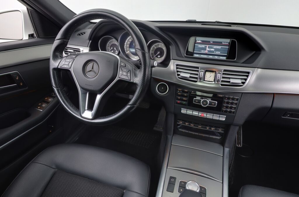 Mercedes-Benz E 2015 220 BlueTec A Business / LED-ajovalot / Pysäköintitutkat / Vetokoukku