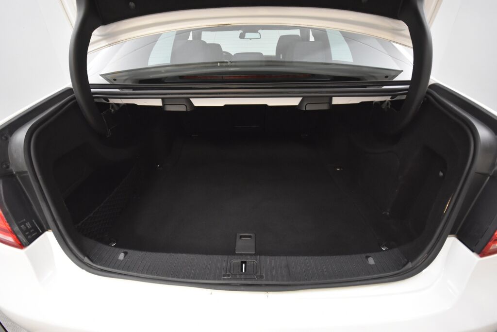 Mercedes-Benz E 2015 220 BlueTec A Business / LED-ajovalot / Pysäköintitutkat / Vetokoukku