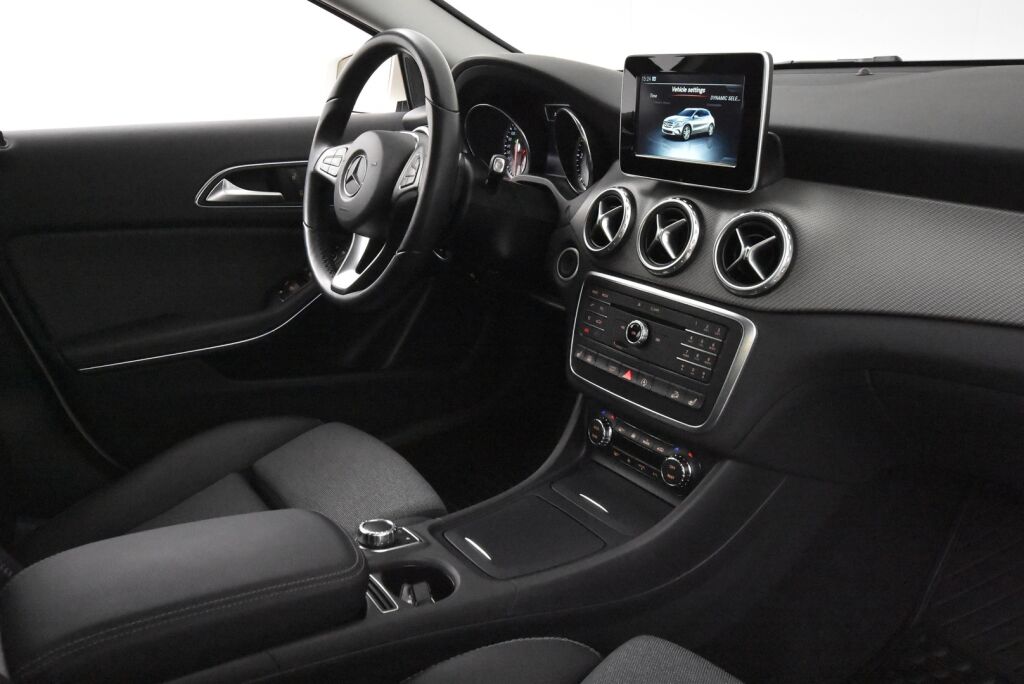 Mercedes-Benz GLA 2016 200 d 4Matic A Premium Business / Yksiomisteinen / Vakkari / P.kamera /