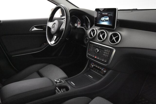 Mercedes-Benz GLA 2016 200 d 4Matic A Premium Business / Yksiomisteinen / Vakkari / P.kamera /