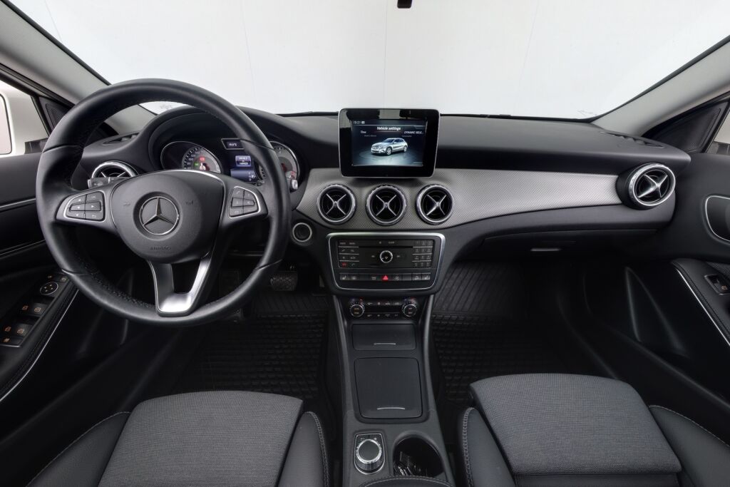 Mercedes-Benz GLA 2016 200 d 4Matic A Premium Business / Yksiomisteinen / Vakkari / P.kamera /