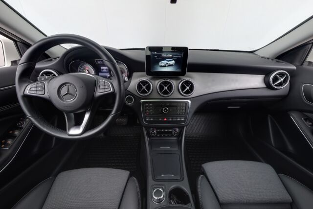 Mercedes-Benz GLA 2016 200 d 4Matic A Premium Business / Yksiomisteinen / Vakkari / P.kamera /