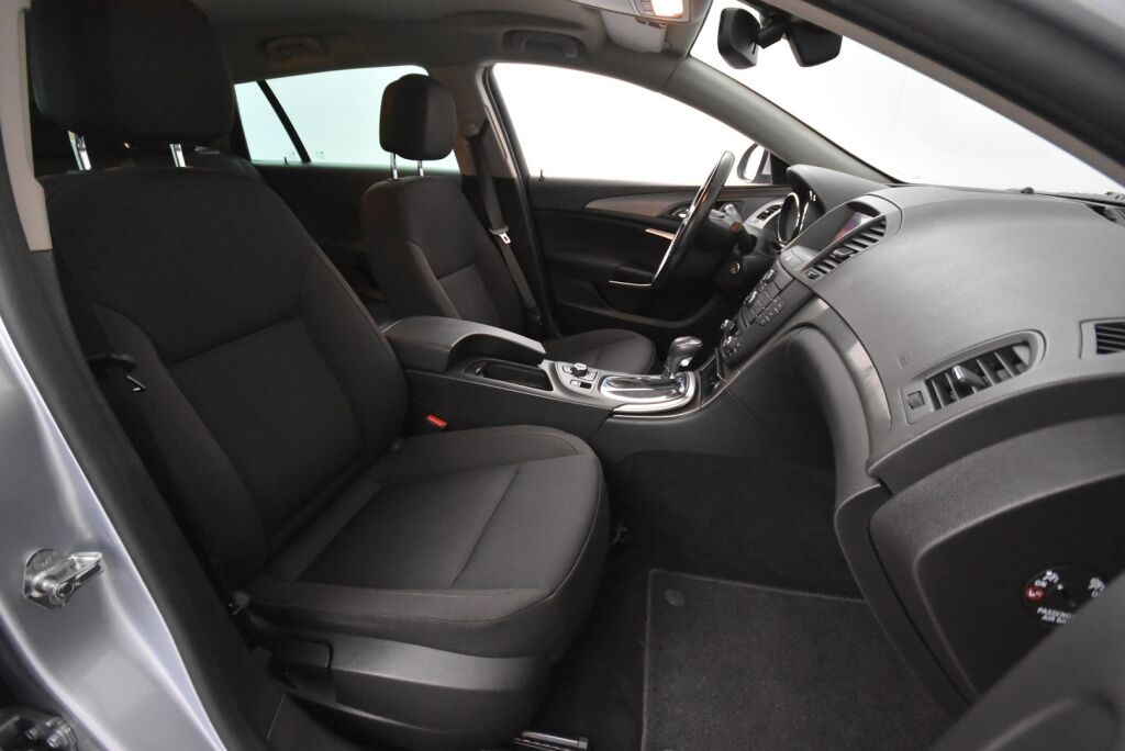 Opel Insignia 2014 Sports Tourer Black&White Edition 2,0 CDTI Ecotec 118kW AT6 / 1-Omisteinen Suomi-auto / Vetokoukku / Vakkari