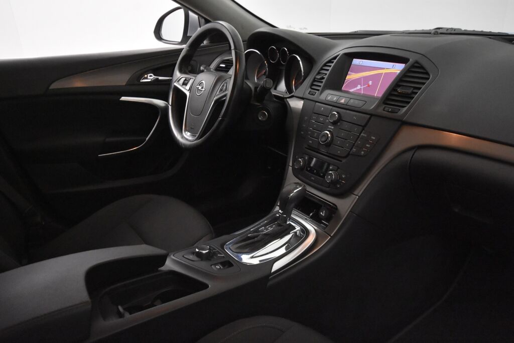 Opel Insignia 2014 Sports Tourer Black&White Edition 2,0 CDTI Ecotec 118kW AT6 / 1-Omisteinen Suomi-auto / Vetokoukku / Vakkari