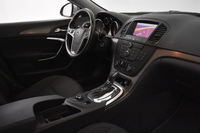 Opel Insignia 2014 Sports Tourer Black&White Edition 2,0 CDTI Ecotec 118kW AT6 / 1-Omisteinen Suomi-auto / Vetokoukku / Vakkari