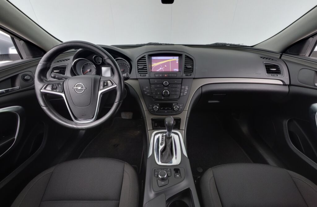 Opel Insignia 2014 Sports Tourer Black&White Edition 2,0 CDTI Ecotec 118kW AT6 / 1-Omisteinen Suomi-auto / Vetokoukku / Vakkari