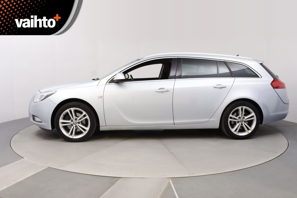 Opel Insignia 2014 Sports Tourer Black&White Edition 2,0 CDTI Ecotec 118kW AT6 / 1-Omisteinen Suomi-auto / Vetokoukku / Vakkari