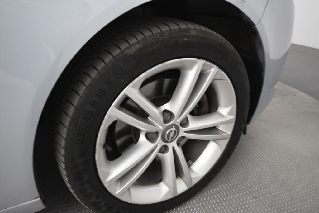 Opel Insignia 2014 Sports Tourer Black&White Edition 2,0 CDTI Ecotec 118kW AT6 / 1-Omisteinen Suomi-auto / Vetokoukku / Vakkari