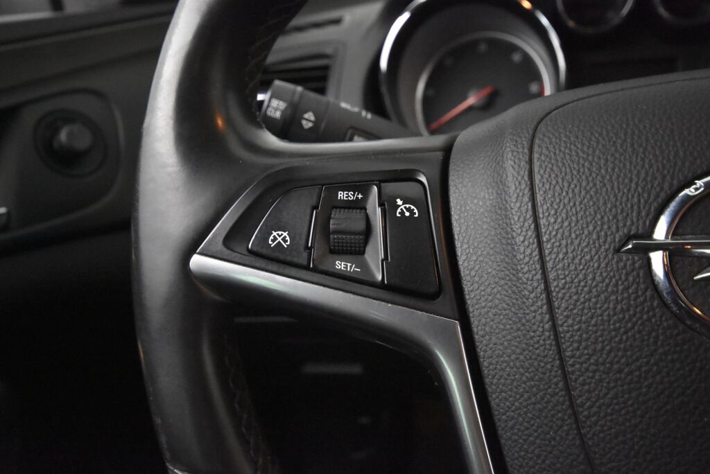 Opel Insignia 2014 Sports Tourer Black&White Edition 2,0 CDTI Ecotec 118kW AT6 / 1-Omisteinen Suomi-auto / Vetokoukku / Vakkari