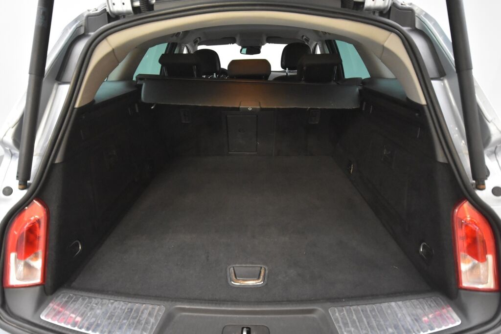 Opel Insignia 2014 Sports Tourer Black&White Edition 2,0 CDTI Ecotec 118kW AT6 / 1-Omisteinen Suomi-auto / Vetokoukku / Vakkari