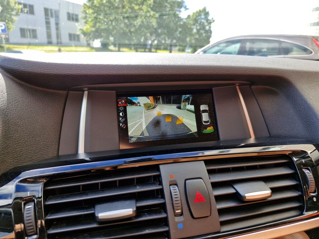 BMW X4 2015 F26 xDrive20d A Business / Nahkasisusta / Sport istuimet / Kamera / 1 Om / Ratinlämmitin / Harman Kardon
