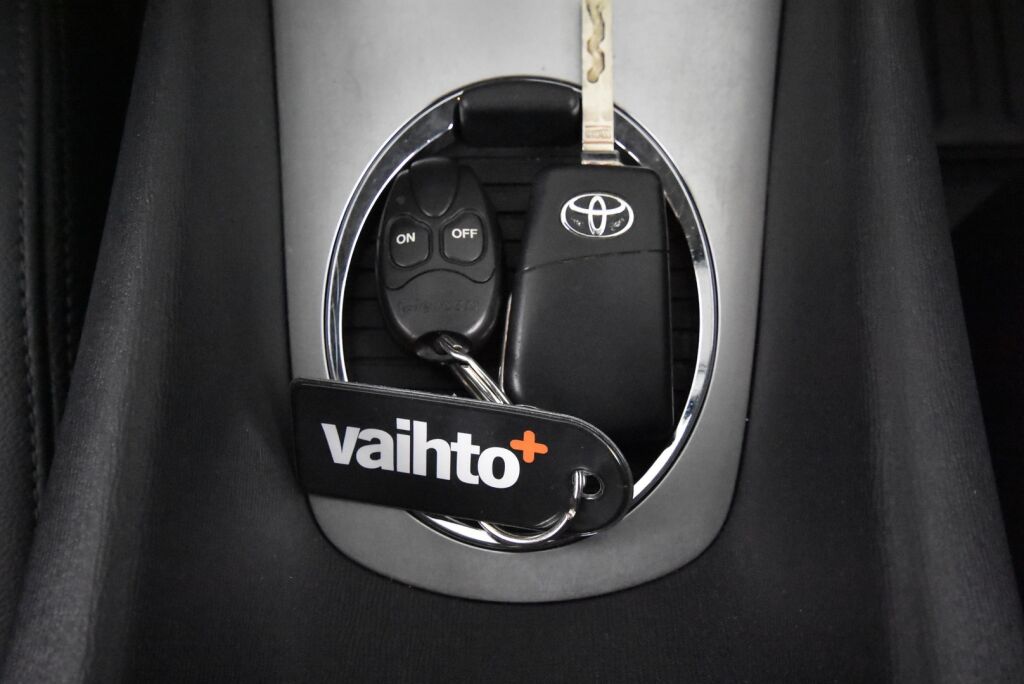 Toyota Avensis 2014 2,0 D-4D DPF Active Wagon / 1.Omisteinen Suomi-auto / Webasto kaukokäytöllä / Huoltokirja / Vetokoukku