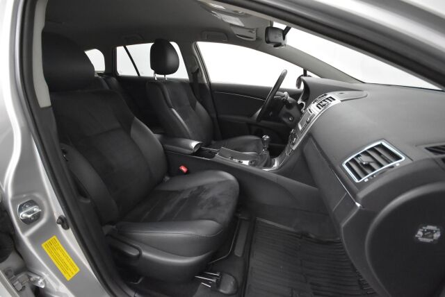 Toyota Avensis 2014 2,0 D-4D DPF Active Wagon / 1.Omisteinen Suomi-auto / Webasto kaukokäytöllä / Huoltokirja / Vetokoukku