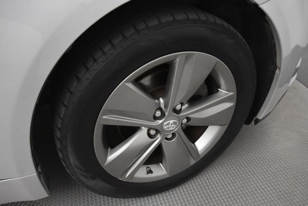 Toyota Avensis 2014 2,0 D-4D DPF Active Wagon / 1.Omisteinen Suomi-auto / Webasto kaukokäytöllä / Huoltokirja / Vetokoukku