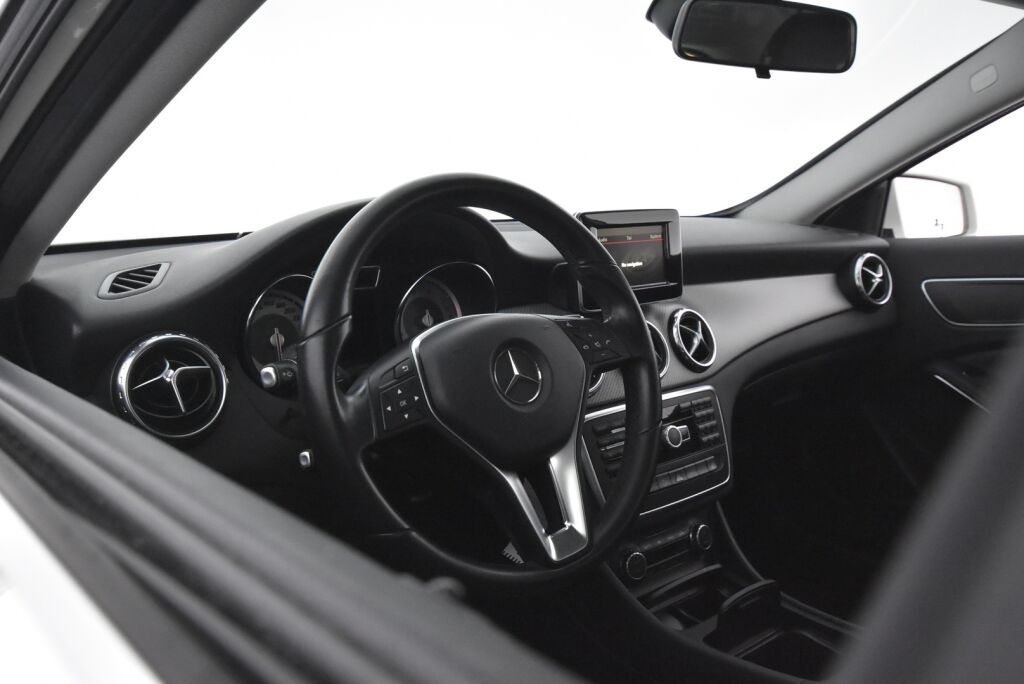 Mercedes-Benz GLA 2015 200 A Premium Business / Suomi-auto / Merkkihuoltohistoria / Kamera / Lohkolämmitin
