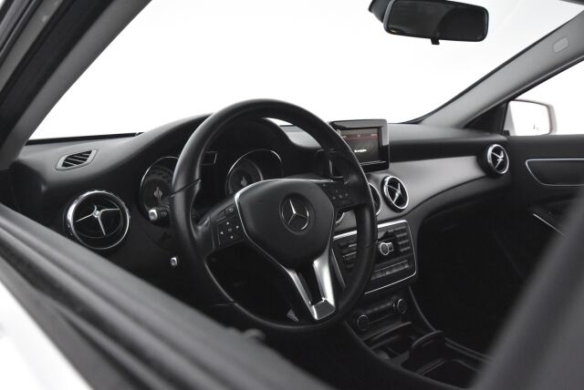 Mercedes-Benz GLA 2015 200 A Premium Business / Suomi-auto / Merkkihuoltohistoria / Kamera / Lohkolämmitin