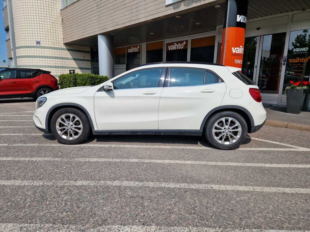Mercedes-Benz GLA 2015 200 A Premium Business / Suomi-auto / Merkkihuoltohistoria / Kamera / Lohkolämmitin