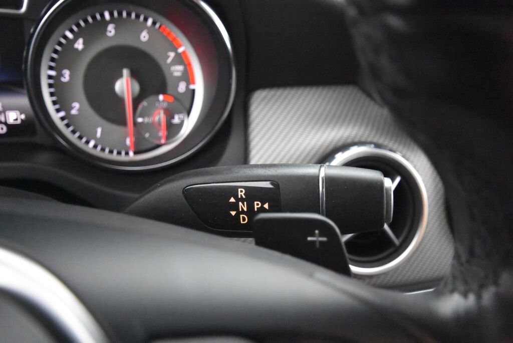 Mercedes-Benz GLA 2015 200 A Premium Business / Suomi-auto / Merkkihuoltohistoria / Kamera / Lohkolämmitin