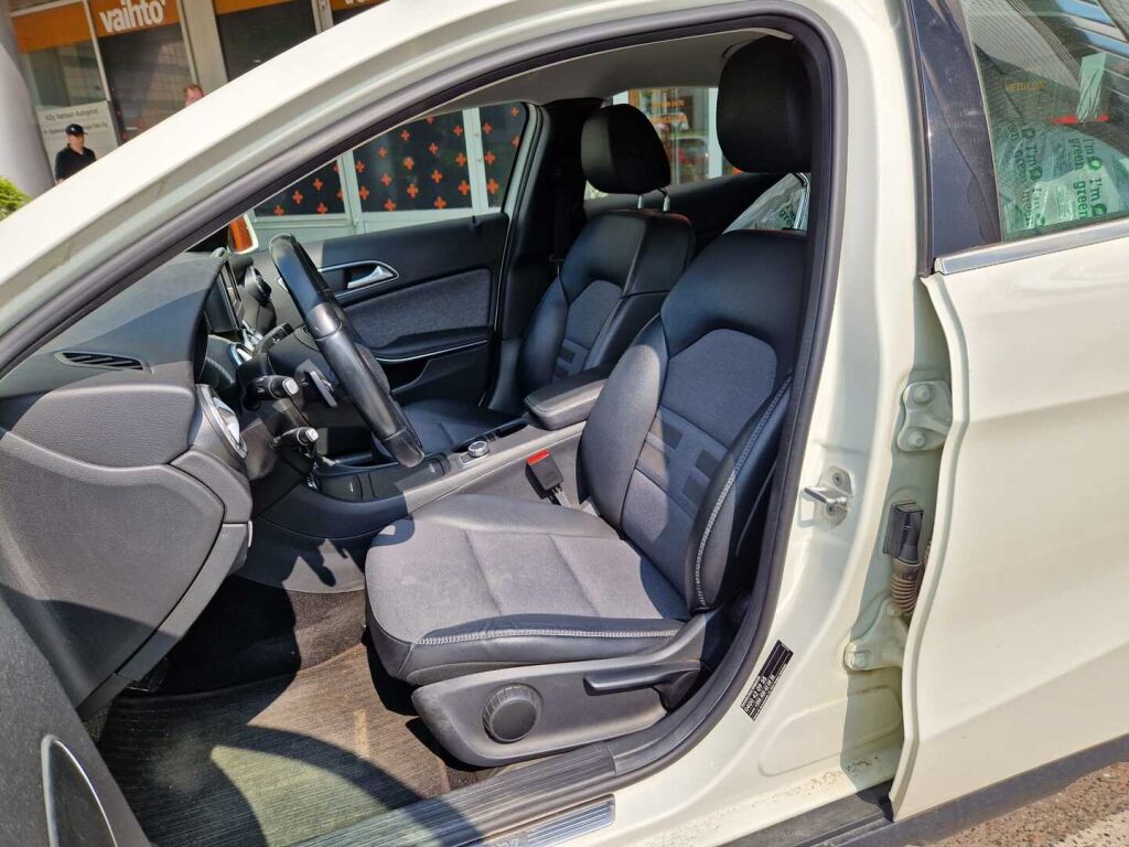 Mercedes-Benz GLA 2015 200 A Premium Business / Suomi-auto / Merkkihuoltohistoria / Kamera / Lohkolämmitin