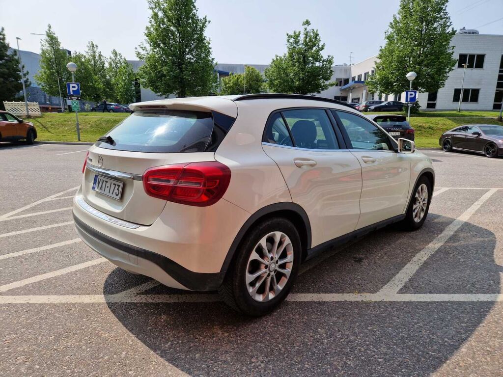 Mercedes-Benz GLA 2015 200 A Premium Business / Suomi-auto / Merkkihuoltohistoria / Kamera / Lohkolämmitin