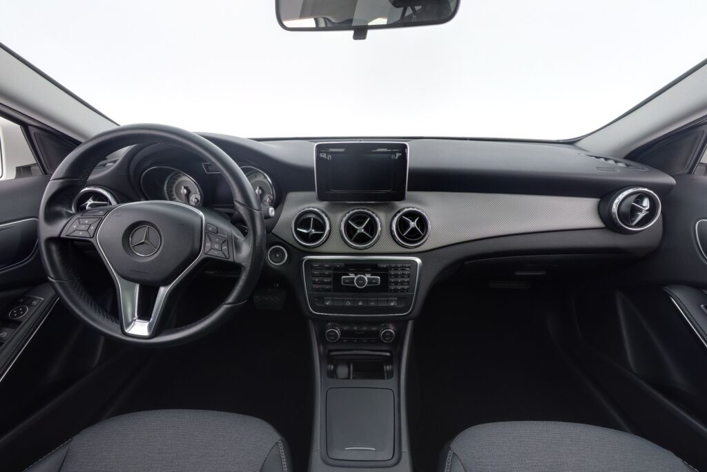 Mercedes-Benz GLA 2015 200 A Premium Business / Suomi-auto / Merkkihuoltohistoria / Kamera / Lohkolämmitin