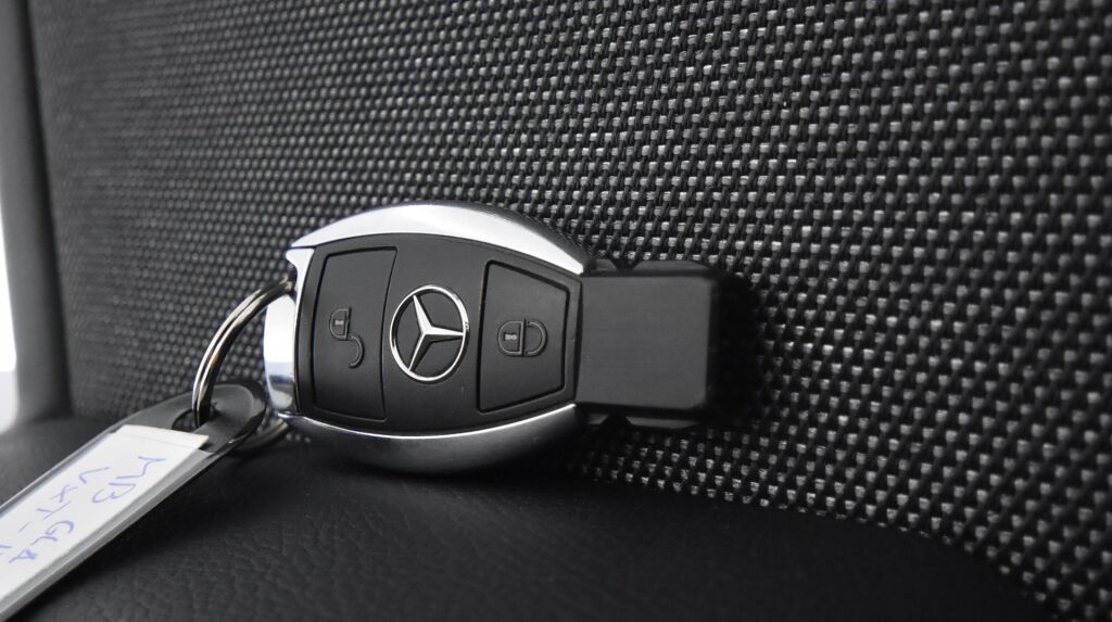 Mercedes-Benz GLA 2015 200 A Premium Business / Suomi-auto / Merkkihuoltohistoria / Kamera / Lohkolämmitin