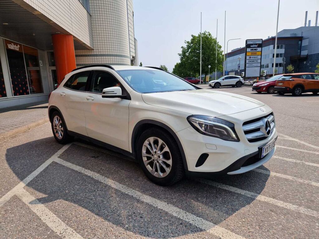 Mercedes-Benz GLA 2015 200 A Premium Business / Suomi-auto / Merkkihuoltohistoria / Kamera / Lohkolämmitin