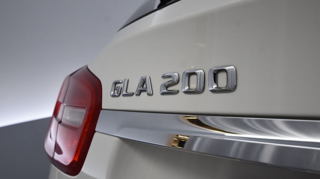 Mercedes-Benz GLA 2015 200 A Premium Business / Suomi-auto / Merkkihuoltohistoria / Kamera / Lohkolämmitin