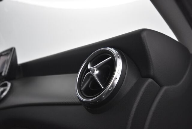 Mercedes-Benz GLA 2015 200 A Premium Business / Suomi-auto / Merkkihuoltohistoria / Kamera / Lohkolämmitin