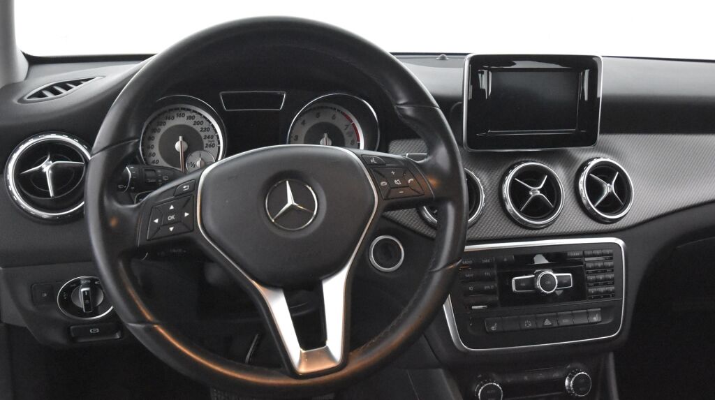 Mercedes-Benz GLA 2015 200 A Premium Business / Suomi-auto / Merkkihuoltohistoria / Kamera / Lohkolämmitin